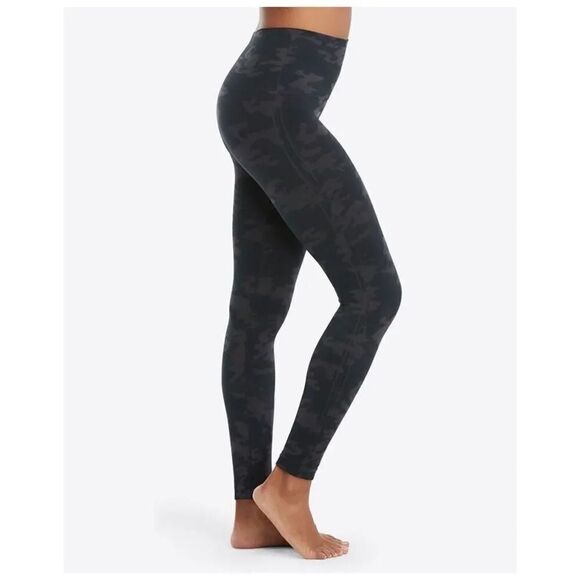 Spanx Look At Me Now Black Camo Leggings Size Medium - Picture 3 of 7